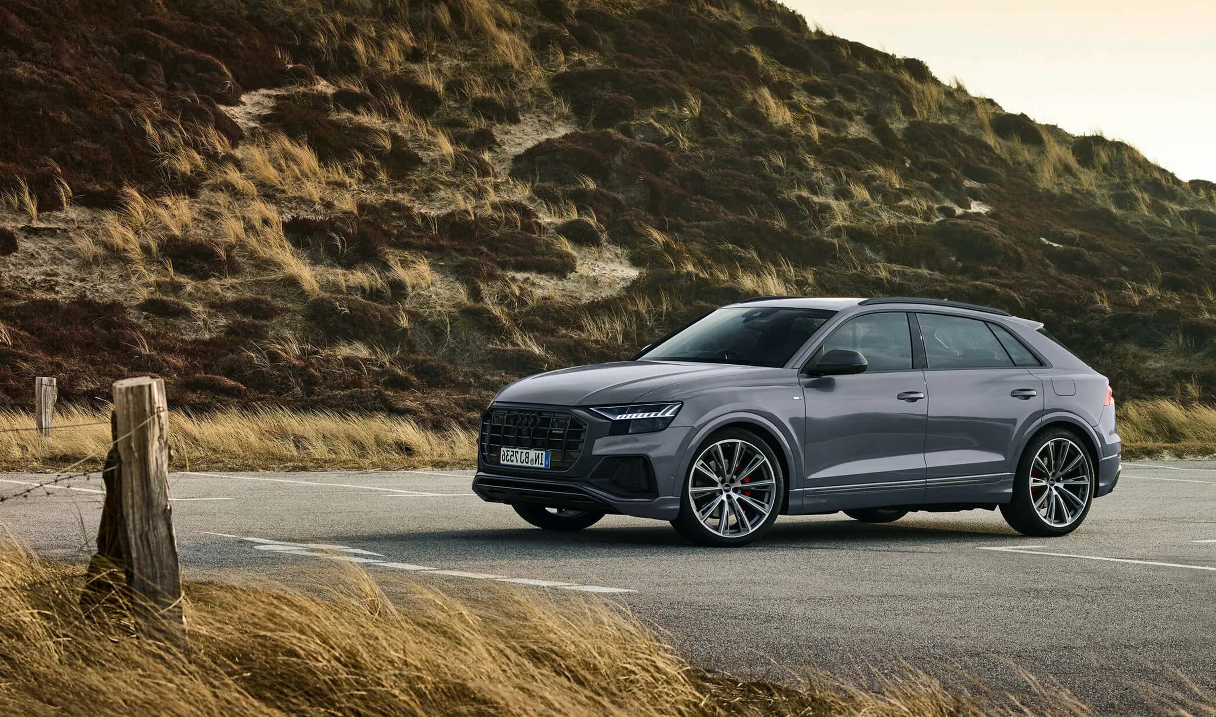 Audi Q8 en una carretera de montaña en Albania